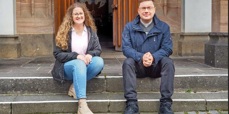 Karolin Plichta und Pfarrer Knezevic