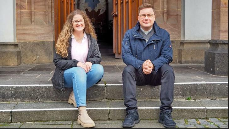 Karolin Plichta und Pfarrer Knezevic