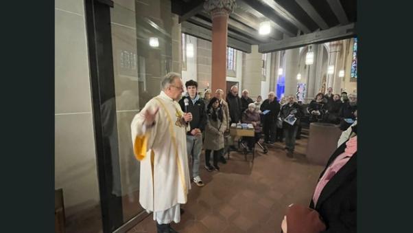 ): Diakon Martin Oster erläutert den Gottesdienstbesucher das Konzept der Tageskapelle (Foto: Sabine Westerfeld)