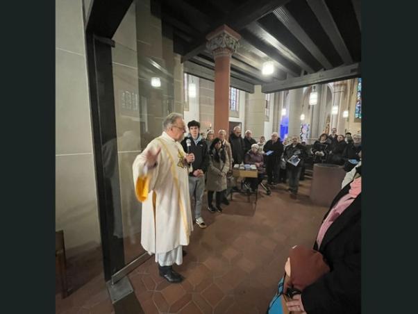): Diakon Martin Oster erläutert den Gottesdienstbesucher das Konzept der Tageskapelle (Foto: Sabine Westerfeld)